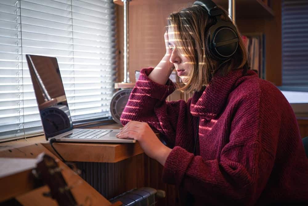 Writing Song Hooks That Catch Listeners Instantly Writing Song Hooks That Catch Listeners Instantly